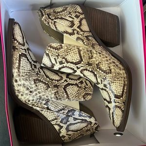 Vince Camuto leather upper Natural Reptile leather 10M NATURAL SNAKE PRINT NIB